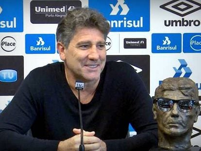 Renato Gaúcho posa con su propio busto durante una rueda de prensa.