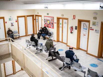 Algunas personas en el centro de salud Buenos Aires, en Puente de Vallecas, Madrid.