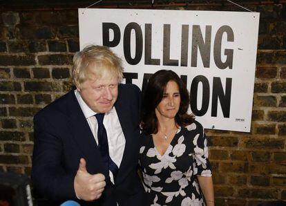 Boris Johnson y su mujer Marina, tras votar a favor del Brexit