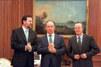 Mariano Rajoy, Rodrigo Rato y Josep Piqué, en el acto de jura del nuevo Gobierno ante el Rey el 28 de abril de 2000. 