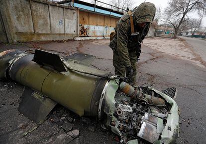 Un militante de la autoproclamada República Popular de Donetsk inspecciona los restos de un misil que cayó en una calle de la ciudad, controlada por los separatistas.