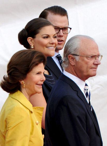 Los reyes de Suecia, con Victoria y su novio el pasado miércoles.