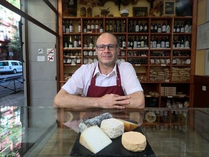 Raúl Castañeda, propietario de La Quesería, local especializado en quesos del todo el mundo ubicada en el barrio de Argüelles.