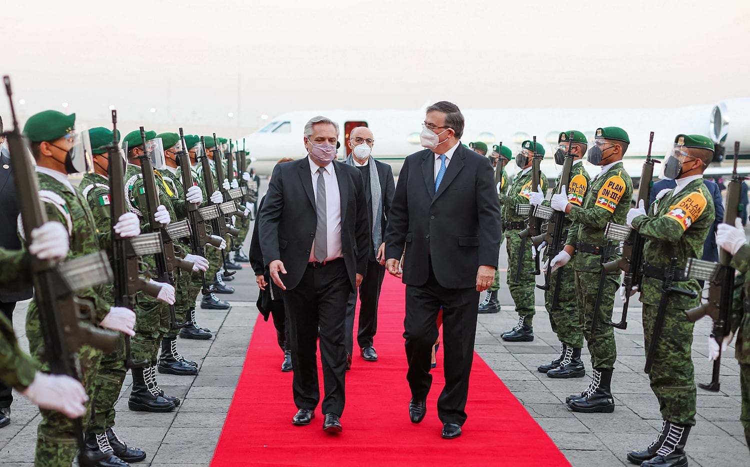 El presidente de Argentina, Alberto Fernández, es recibido en Ciudad de México por el canciller, Marcelo Ebrard, este lunes 22 de febrero.