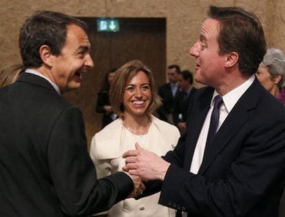 El presidente del Gobierno, José Luis Rodríguez Zapatero, bromea con el primer ministro de Reino Unido, David Cameron, en presencia de la ministra de Defensa, Carme Chacón. En total, Lisboa acogerá a jefes de Estado y de gobierno de 48 países, entre los 28 que forman parte de la Alianza atlántica y una veintena más que aportan tropas.