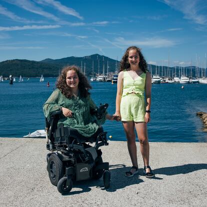 Las hermanas gemelas Cayetana y Celia, fotografiadas el día 13 en Portosín (A Coruña).