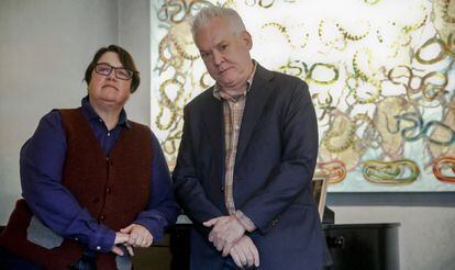 Catherine Opie y Philip Taaffe, delante de una pintura de este en la casa del embajador de EE UU en España.