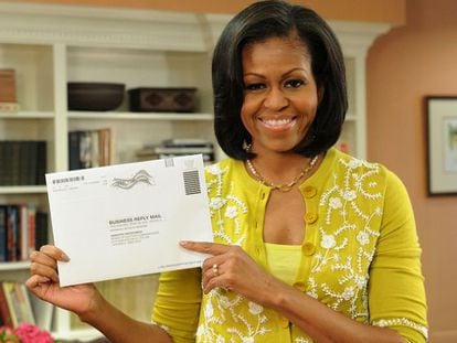 Michelle Obama muestra el sobre de su voto por correo.