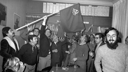 Ramón Tamames alza la badera del PCE el día de su legalización, en 1977.