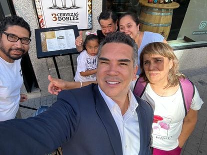 Alejandro Moreno se fotografía junto a una familia mexicana en Santander (España), en una imagen compartida este martes en sus redes sociales.