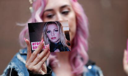 Una fan de Britney Spears sostiene una foto de la cantante donde se lee 'Free Britney' a las puertas de un tribunal de Los Ángeles, el 26 de julio de 2021.