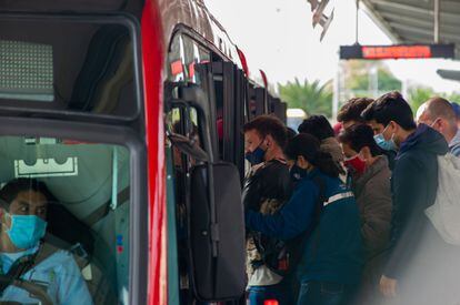 Un grupo de personas aborda un autobús del sistema Transmilenio, en la estación Portal el Dorado, en Bogotá.