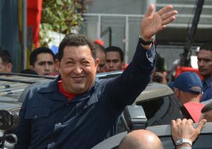 El presidente Chávez saluda tras votar en Caracas.