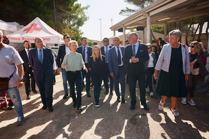 Giorgia Meloni y Ursula von der Leyen, durante su visita el día 17 a Lampedusa, en una imagen facilitada por el Gobierno italiano.