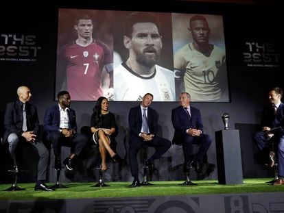 Roberto Di Matteo, Jay-Jay Okocha, Alex Scott, Andriy Shevchenko y Peter Shilton durante el anuncio de los finalistas al The Best FIFA.