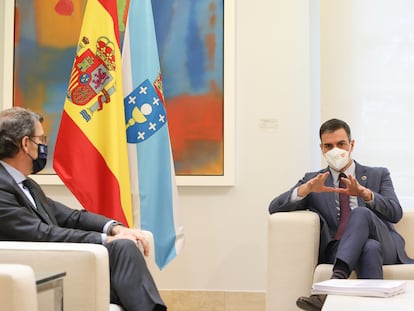 El presidente de la Xunta de Galicia, Alberto Núñez Feijóo, a la izquierda, y el del Gobierno central, durante la reunión convocada en el Palacio de la Moncloa.