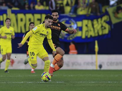Álex Baena se zafa de Comert durante el partido de este sábado en Villarreal.