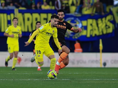 Álex Baena se zafa de Comert durante el partido de este sábado en Villarreal.