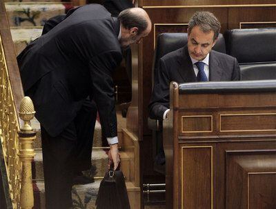 Alfredo Pérez Rubalcaba, cabeza de cartel del PSOE, conversa con Zapatero al final del debate.