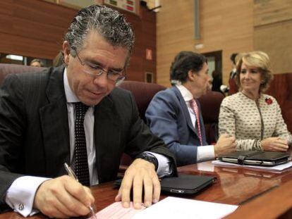 Francisco Granados (en primer plano) junto a Esperanza Aguirre e ignacio González en la Asamblea de Madrid.