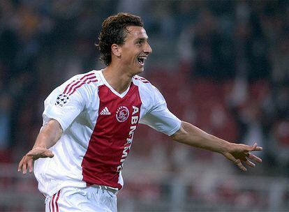 Tras dos temporadas en el Malmo FF, equipo de su ciudad natal, Ibrahimovic ficha por el Ajax de Amsterdam en 2001. En su primer año con el conjunto holandés sólo disputa 12 partidos de la Eredivise (Liga holandesa), en los que obtuvo un registro de 6 goles. En la temporada siguiente, con Ronald Koeman como entrenador (desde mediados de la campaña anterior), Ibrahimovic goza de más minutos y acaba el curso con 13 goles en 21 partidos.