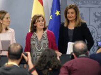 La vicepresidenta del Gobierno, Soraya S&aacute;enz de Santamar&iacute;a, junto a las ministras de Fomento, Ana Pastor, y de Empleo, F&aacute;tima B&aacute;&ntilde;ez.