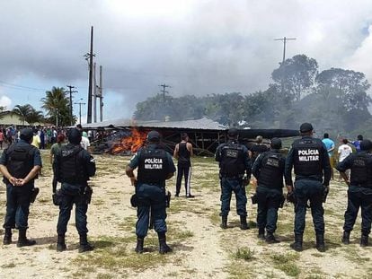 Agentes de policía protegen a inmigrantes venezolanos.
