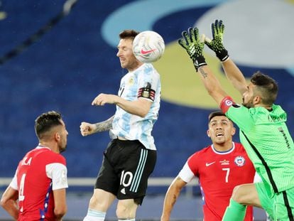 Messi remata ante Bravo en el estreno de Argentina frente a Chile en la Copa América.