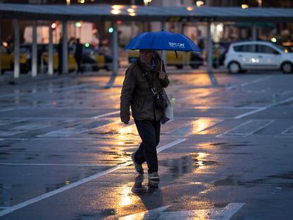 Un hombre camina con un paraguas bajo la lluvia en los exteriores de la Estación de Sants de Barcelona, el pasado día 9 de febrero.
