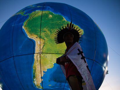 Un indígena brasileño durante una protesta por el cuidado del medio ambiente, en Brasilia, el 8 de abril de 2022.