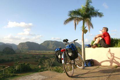 En el Caribe hay pocos lugares a los que valga la pena llevarse la bicicleta, pero Cuba se ha convertido en un punto de referencia para cicloturistas, de todo el mundo. Especialmente el valle de Viñales (en la foto), quintaesencia de la Cuba rural, con colinas escarpadas, plantaciones de tabaco de un verde intenso y magníficos miradores.