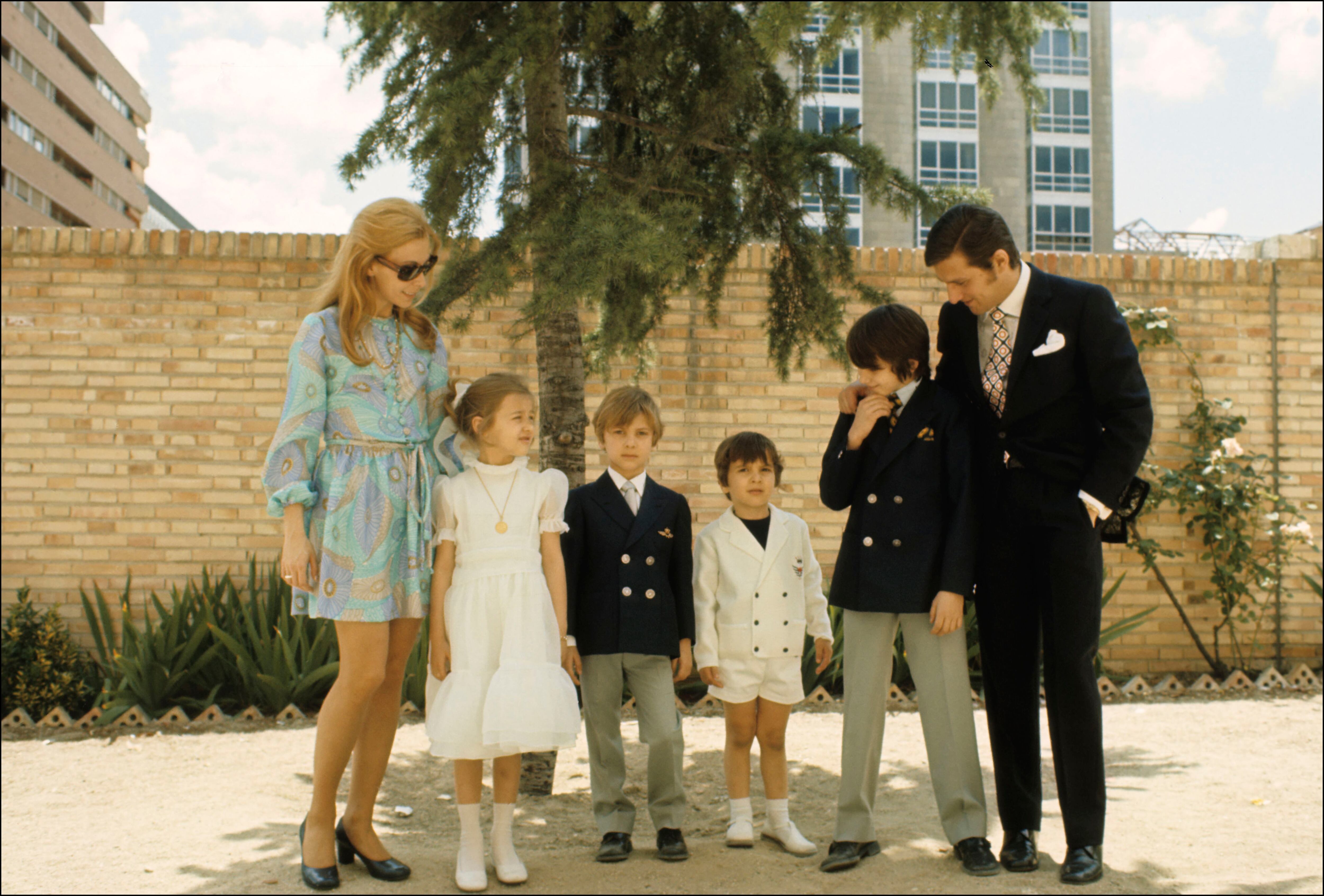 María Luisa Merlo y Carlos Larrañaga, durante la comunión de su hija Amparo Larrañaga con su otros hijos, Pedro, Luis, y Juan Carlos, en 1970.