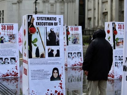 Una exposición muestra a los prisioneros que fueron ejecutados en Irán, como protesta contra la sentencia de muerte en Trafalgar Square, en Londres (Reino Unido) el 10 de octubre de 2020.