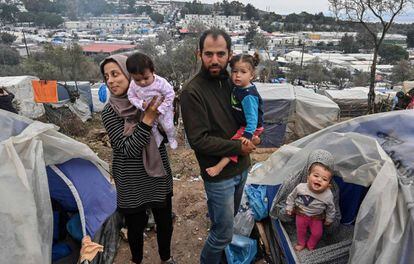 Dos familias sirias de Alepo e Idlib, en el hacinado campamento de Moria en la isla de Lesbos (Grecia), el pasado sábado.