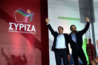 Alexis Tsipras y Pablo Iglesias saluden al público tras el mitin de campaña de la formación Syriza, este jueves en Atenas.
