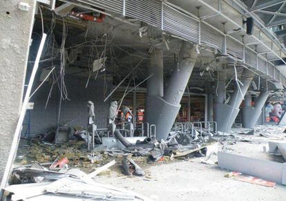 La fachada noroeste del Donbass Arena, da&ntilde;ada tras la doble explosi&oacute;n de la semana pasada.