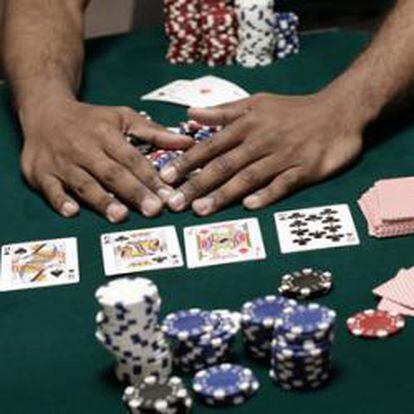 Un hombre jugando al póquer