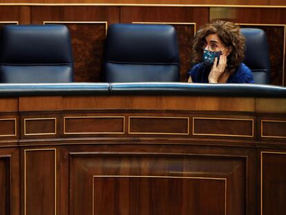 La ministra de Hacienda, María Jesús Montero, durante el pleno del Congreso del miércoles, en el que se han votado los decretos leyes de los interinos, del precio de la electricidad y del uso de las mascarillas.
