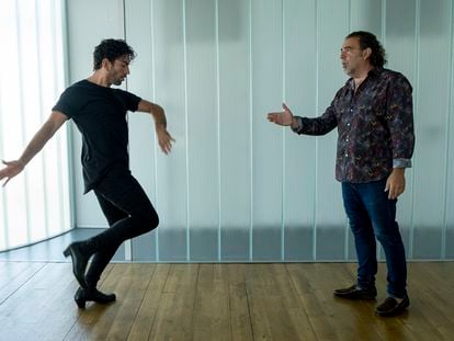 Ensayo del espectáculo '¡Fandango!', del bailaor David Coria (izquierda) y el cantaor de flamenco David Lagos en Factoría Cultural, en Sevilla.