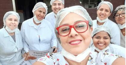 La enfermera Carla Mileni Siqueira dos Santos (con gafas rojas), de 49 años, con parte de su equipo.