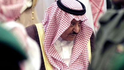 El ministro saudí de Interior, Nayef bin Abdul-Aziz Al Saud, llega a las honras fúnebres del príncipe Sultan bin Abdulaziz.