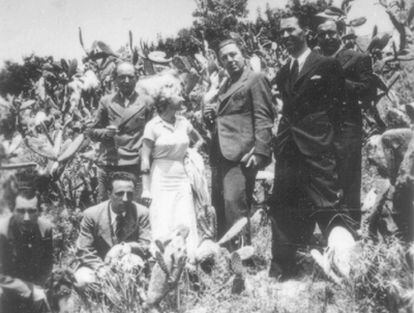 André Breton, en el centro de la imagen, junto a los miembros de la Facción Surrealista de Tenerife, formado por intelectuales republicanos españoles.