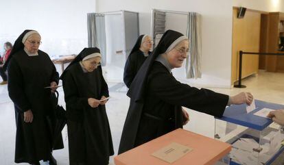 Un grupo de religiosas vota esta mañana en un colegio electoral de Santiago de Compostela, en los comicios generales.
