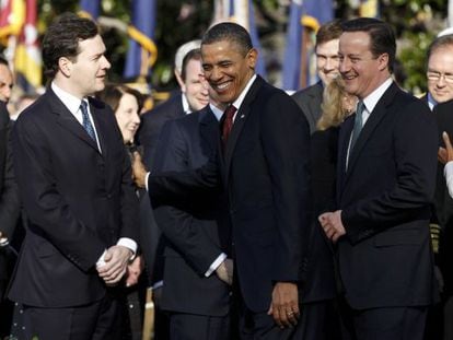 Barack Obama bromea con George Osborne, ante la mirada de David Cameron, en una reuni&oacute;n el a&ntilde;o pasado.