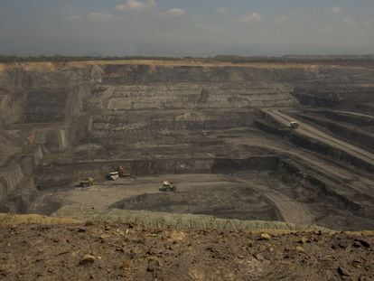 Maquinaria pesada en la mina de carbón a cielo abierto de Cerrejón, en Barrancas (Colombia).