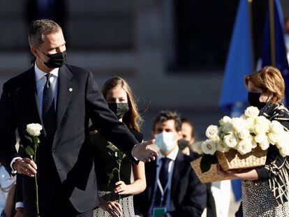 El Rey Felipe VI y la Princesa Leonor, con rosas para realizar una ofrenda floral en el pebetero central en el Patio de la Armería del Palacio Real 
16/07/2020