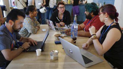 Algunos participantes en el Internet Freedom Festival, en las Naves de Valencia.