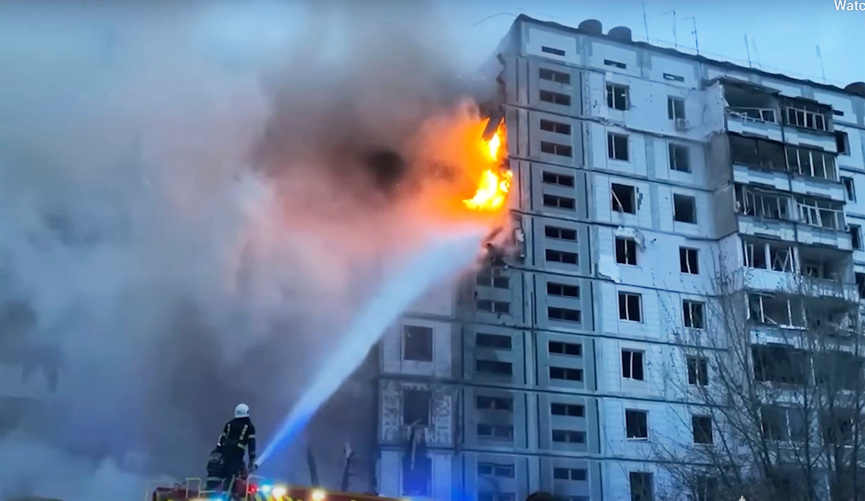 Vista del edificio afectado por los bombardeos rusos en Uman, a 200 km al sur de Kiev, este viernes. 