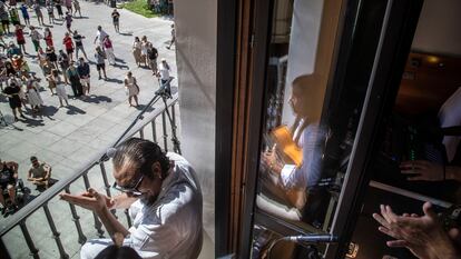 Balcón del Hotel La Perla con la actuación en directo del cantaor Potito y el guitarrista José del Tomate.