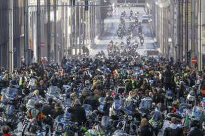 Motociclistas europeos participan en una protesta en Bruselas, Bégica, el 22 de septiembre de 2012.Miles de motociclistas se han reunido para participar en una protesta en contra de una propuesta de la Comisión Europea que implica que todos los vehículos de dos ruedas se sometan a pruebas periódicas reguladoras y a inspecciones técnicas obligatorias.